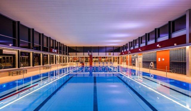 Überblick über das gesamte Becken im Hallenbad