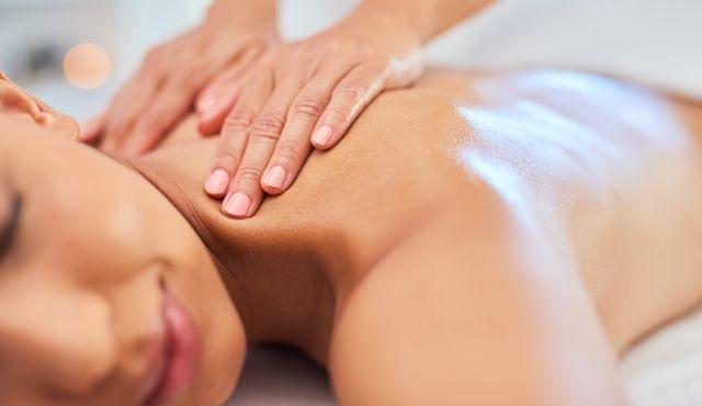 Frau erhält Rückenmassage 